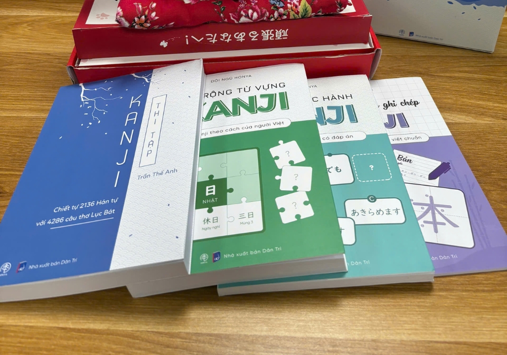 Cuốn sổ tay luyện viết kanji trong bộ sách Kanji thi tập giúp bạn luyện viết kanji siêu tiện lợi